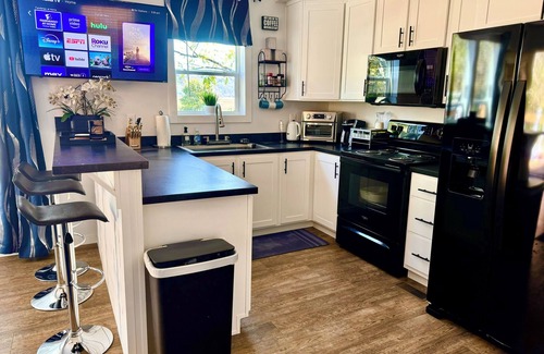 Brevard Cabaña | BRAND NEW - THE KING OF THE HILL - W HOT TUB AND PRIVATE BACKYARD