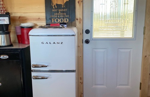 Pomona Cabina | Brand new tiny cabin located on farm. Near rivers, trailsheads & national forest