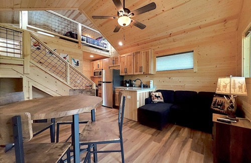 Hiawassee Cabaña | ★Brand New★ Tiny Cabin in Downtown Hiawassee on the LAKE!