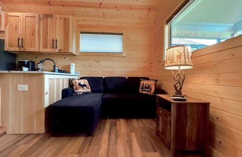 Hiawassee Cabaña | ★Brand New★ Tiny Cabin in Downtown Hiawassee on the LAKE!