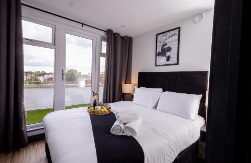 Borehamwood Apartamento | Brand-New Top-Floor Flat with Stunning Balcony & Parking