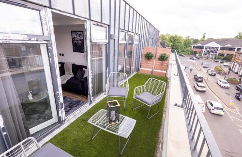 Borehamwood Apartamento | Brand-New Top-Floor Flat with Stunning Balcony & Parking