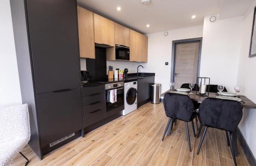 Borehamwood Apartamento | Brand-New Top-Floor Flat with Stunning Balcony & Parking