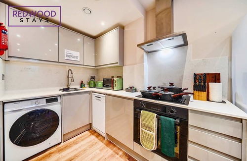 Rushmoor District Apartamento | Brand New, Town Center, FREE FAST WiFi, Balcony by Redwood Stays