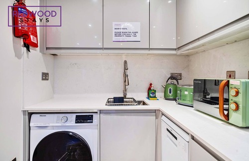 Rushmoor District Apartamento | Brand New, Town Center, FREE FAST WiFi, Balcony by Redwood Stays