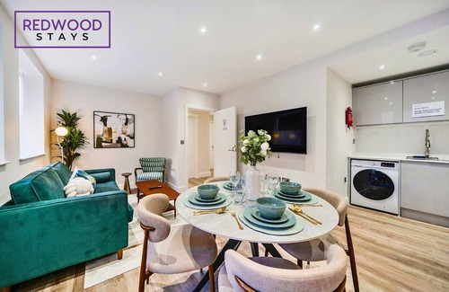 Rushmoor District Apartamento | Brand New, Town Center, FREE FAST WiFi, Balcony by Redwood Stays