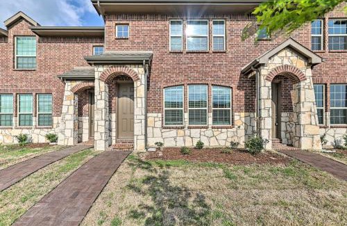 Denton Casa | Brand-New Townhome Near UNTandTWU and The Square!