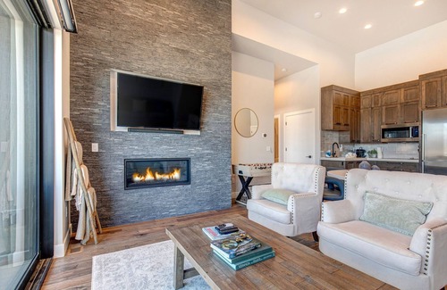 Hideout Casa | Brand-new townhome with views, shuffleboard - 12 mins to Park City & Deer Valley
