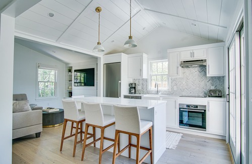 Nantucket Town Cabaña | Brand new upscale cottage-great location
