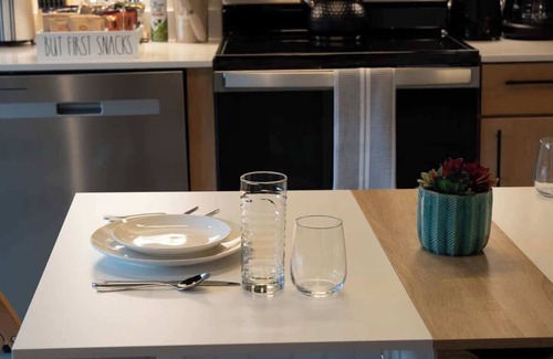 Martinsville Apartamento | Brand New Uptown 1BR Apartment: Safe, Walkable