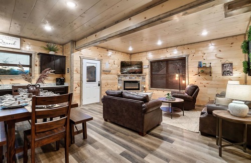 Sevierville Cabina | Brand New! Views! Easy Roads! Hot Tub! Beautifully Decorated!