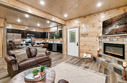 Sevierville Cabina | Brand New! Views! Easy Roads! Hot Tub! Beautifully Decorated!