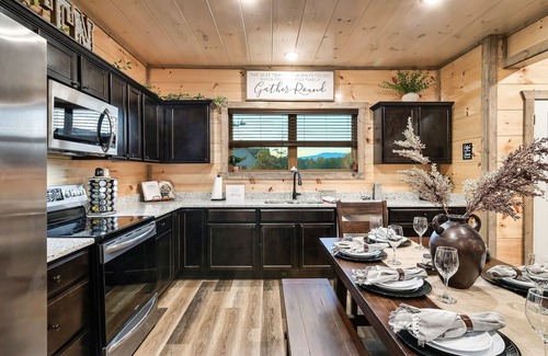 Sevierville Cabina | Brand New! Views! Easy Roads! Hot Tub! Beautifully Decorated!