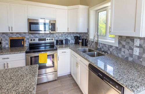 Rainbow Bay Casa | Brand New Villa w/Ocean View, Walk to Rainbow Beach