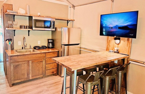 Sutherland Springs Cabina | Brand new waterfront Cabin with many amenities: Pool, hot tub & kayaking. - RC8