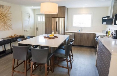Culloden Shores Condominio | Brand New Waterfront - Chic & Sophisticated