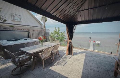 Georgina Casa | Brand New Waterfront Cottage