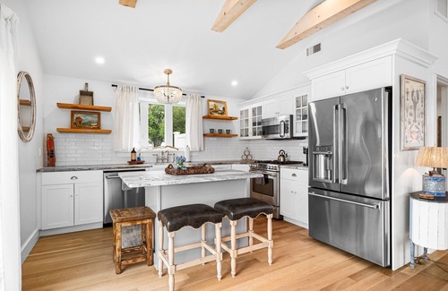 Narragansett Cabaña | BRAND NEW Waterview 1-bedroom cottage on Great Island Narragansett w/Hot Tub