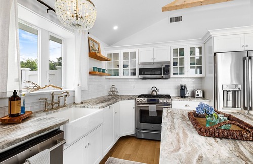 Narragansett Cabaña | BRAND NEW Waterview 1-bedroom cottage on Great Island Narragansett w/Hot Tub