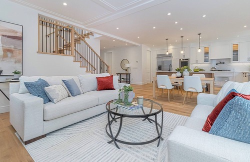 Cordova Bay Casa | Brand New Welcoming Family Home