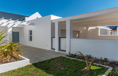 Trawal Casa | Casa moderna a estrenar situada dentro de una granja de olivos