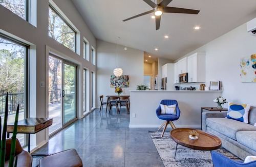 Mid America Casa | BRAND NEW 2/2 hilltop Hideaway w/lrg deck/hot tub/outdoor fire pit & game room!