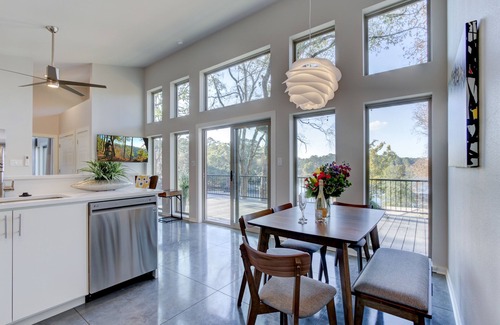 Mid America Casa | BRAND NEW 2/2 hilltop Hideaway w/lrg deck/hot tub/outdoor fire pit & game room!