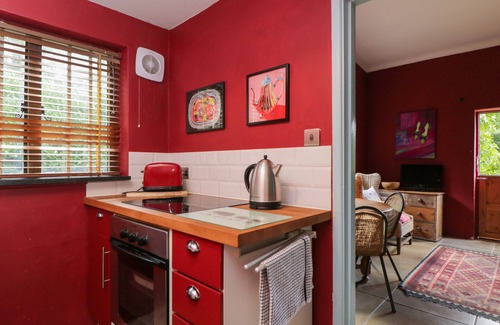 Malmesbury Cabaña | BRANDEERS STUDIO, pet friendly, character holiday cottage in Minety