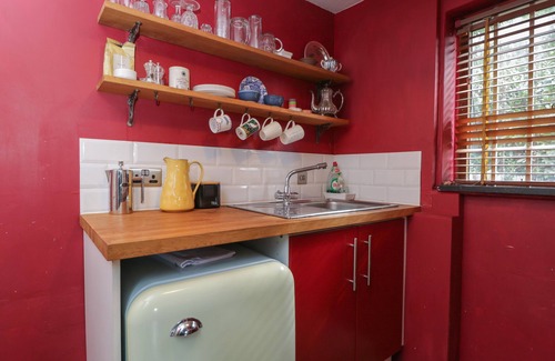 Malmesbury Cabaña | BRANDEERS STUDIO, pet friendly, character holiday cottage in Minety