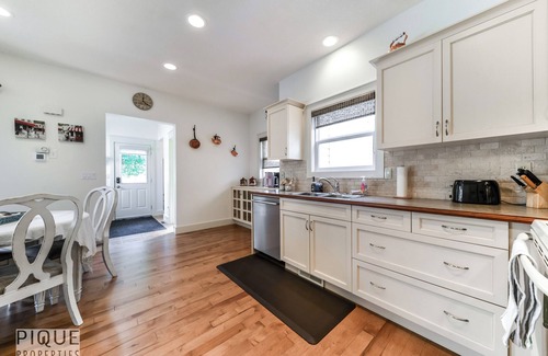Southwest Edmonton Casa | BrandNew - Maison Vivi - AC - Garage - Wifi - Sleeps 6!