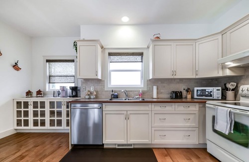 Southwest Edmonton Casa | BrandNew - Maison Vivi - AC - Garage - Wifi - Sleeps 6!
