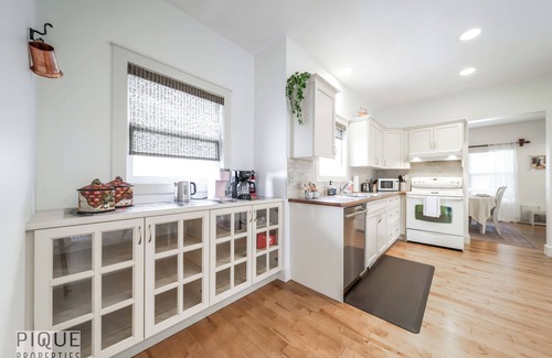 Southwest Edmonton Casa | BrandNew - Maison Vivi - AC - Garage - Wifi - Sleeps 6!