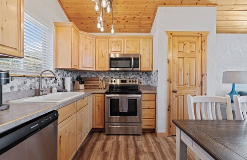 Fish Haven Casa | Brando Lodge | Lake Views - Hot Tub - Fire Pit