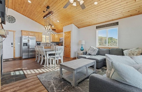 Fish Haven Casa | Brando Lodge | Lake Views - Hot Tub - Fire Pit