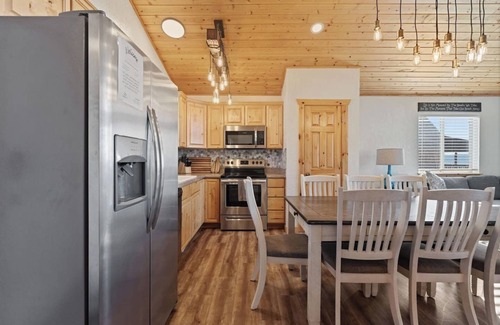 Fish Haven Casa | Brando Lodge | Lake Views - Hot Tub - Fire Pit