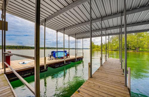 Indian Point Casa | Branson Cabin with Pool Access and Private Boat Slip!