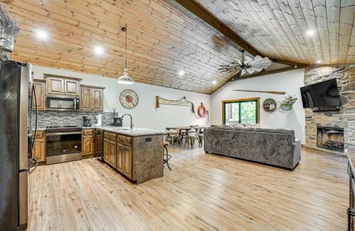 Indian Point Casa | Branson Cabin with Pool Access and Private Boat Slip!
