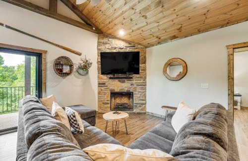 Indian Point Casa | Branson Cabin with Pool Access and Private Boat Slip!