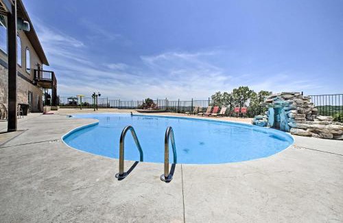 Indian Point Apartamento | Branson Condo with Pool Near Silver Dollar City!
