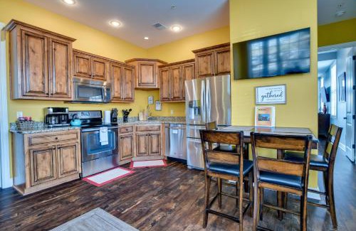 Indian Point Apartamento | Branson Condo with Pool Near Silver Dollar City!