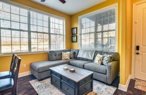 Indian Point Apartamento | Branson Condo with Pool Near Silver Dollar City!