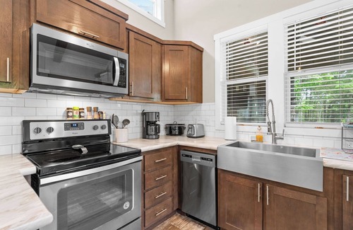 Branson Cabina | Branson Tiny Home on 52 Acres w/ Private Stocked Pond 1/4 mile hike from home!