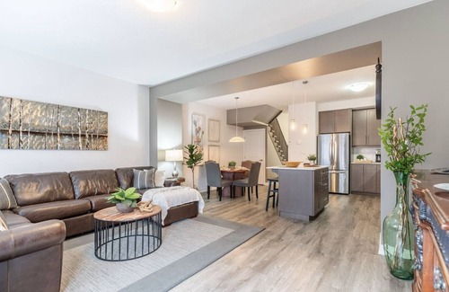 Brantford Casa | Brantford King Bed Near it All