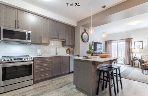 Brantford Casa | Brantford King Bed Near it All