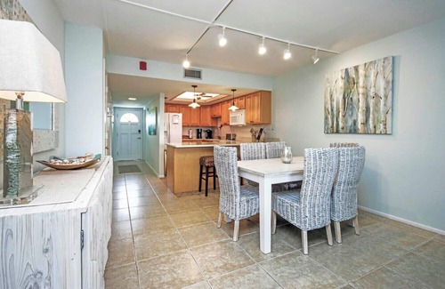 Sanibel Casa | Breakers West B5 Beach side condo with pool