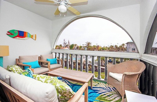 Sanibel Casa | Breakers West B5 Beach side condo with pool