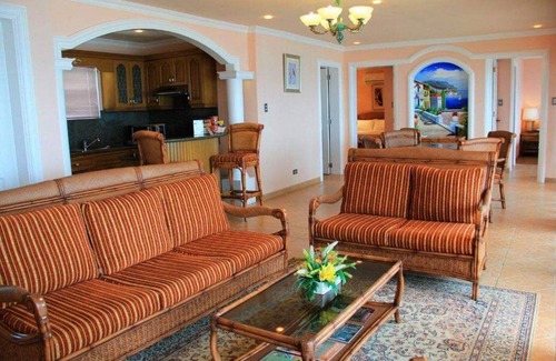 Manoc-Manoc Apartamento | Breakfast at Monaco - Two Bedroom Suite