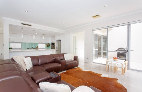 North Coogee Casa | Breaksea Beach House - Modern Luxury close to Fremantle