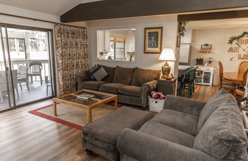 Plumas Eureka Estates Casa | Breath in Fresh Mt Spring Air from a Private Deck w/a River & Golf Course View