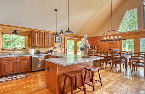 Whittier Cabina | Breath-taking long-range views nestled in the heart of the Great Smoky Mountains